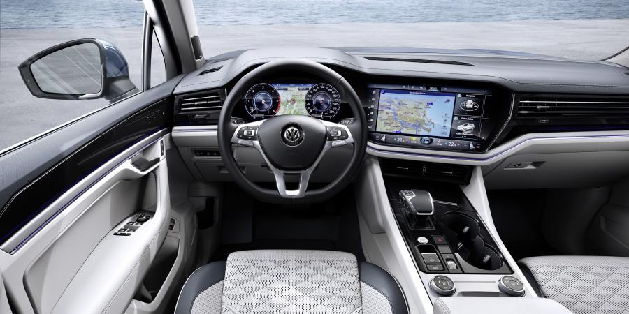 Торпедо Volkswagen Touareg V6 TDI Elegance 2018 года  (WW) (фото 10 из 46)